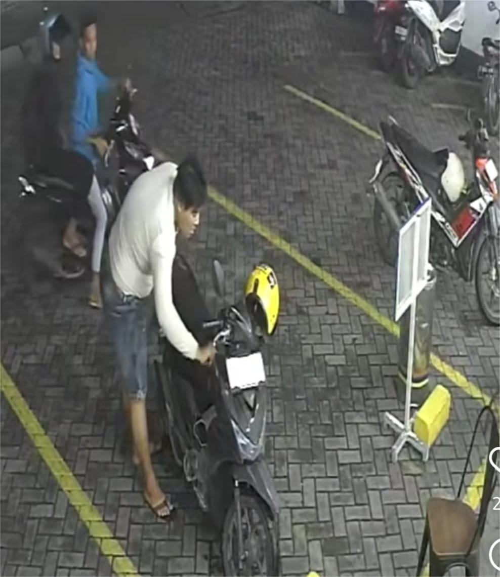 Nasib Wanita ke Minimarket di Surabaya, Ambil Uang di ATM Malah Motor Raib, Pelaku Terekam CCTV