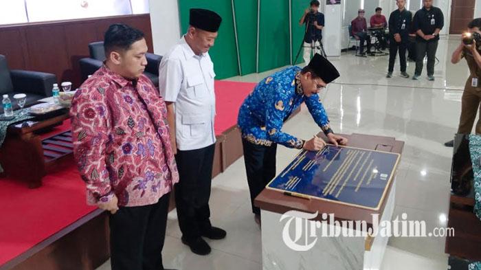 Rektor-UIN-SATU-Tulungagung-Prof-Dr-Abdul-Aziz-menandatangani-deklarasi-Tulungagung-Sehat-Mental.jpg