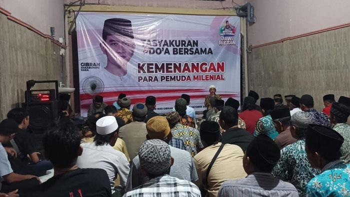 Relawan-Bolone-Mas-Gibran-menggelar-doa-bersama-di-Desa-Sumengko-Duduksampeyan-Gresik.jpg