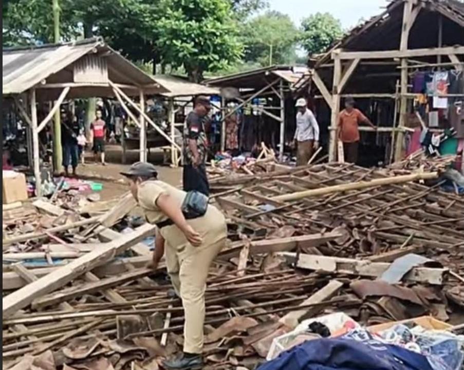 Reruntuhan-kayu-usai-ambruknya-bangunan-lapak.jpg