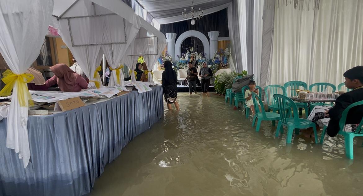 Resepsi-Pernikahan-Warga-Jombang-Digelar-di-Tengah-Banjir.jpg