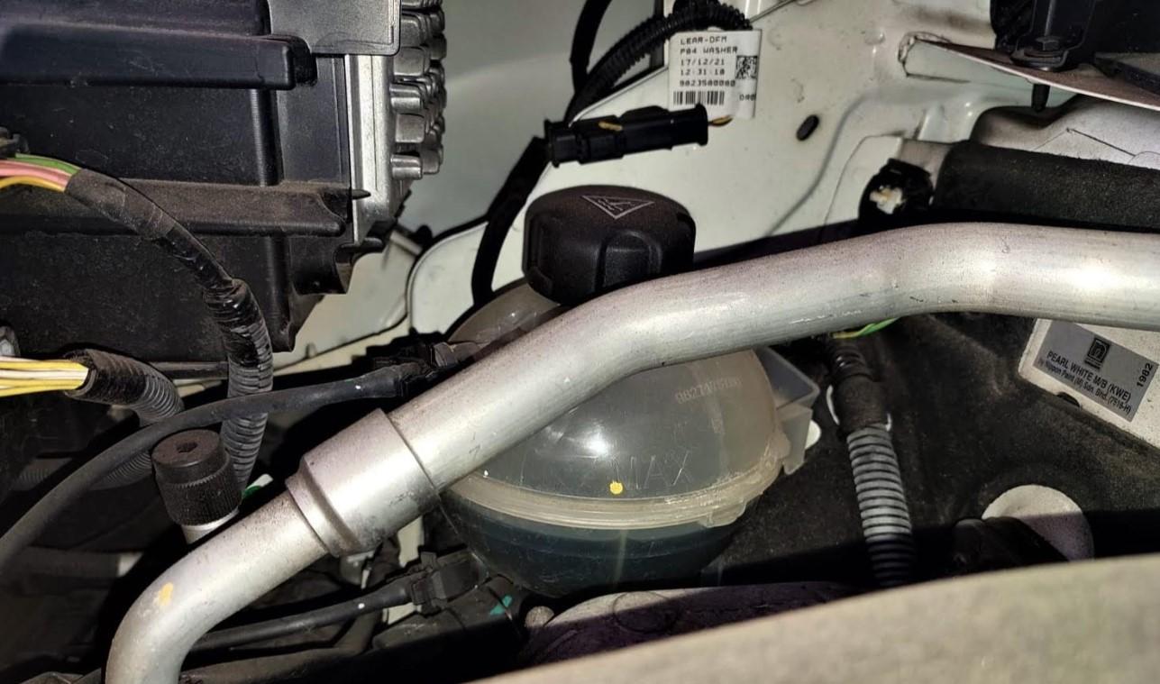 Reservoir-tank-pada-mobil-Peugeot-berfungsi-menampung-kelebihan-cairan-pendingin.jpg
