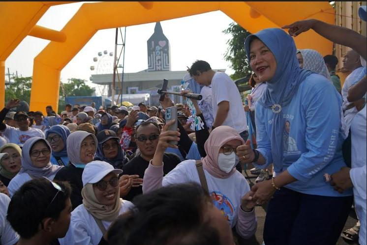 Ribuan-Warga-Bojonegoro-Antusias-Ikut-Jalan-Sehat-Bersama-Wahono-Nurul.jpg