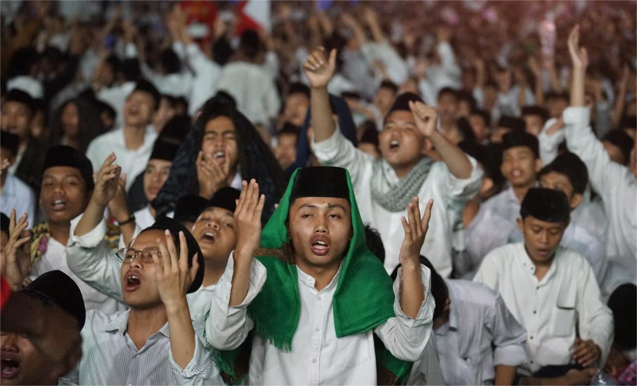 Semarak Lirboyo Bersholawat, Ribuan Santri Gema Selawat di Kediri untuk Peringati Hari Santri 2025