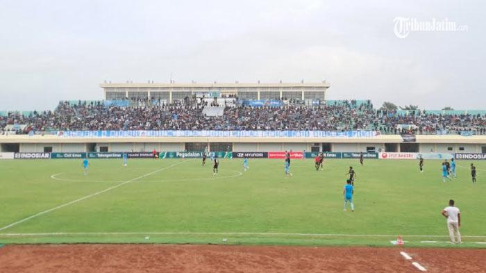 Ribuan-suporter-memenuhi-Stadion-Tuban-Sport-Center-TSC.jpg