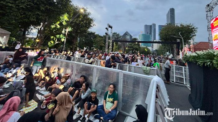 Ada NDX Hingga Cak Percil, Gerimis Tak Halangi Antusias Masyarakat Meriahkan Pesta Rakyat di Grahadi