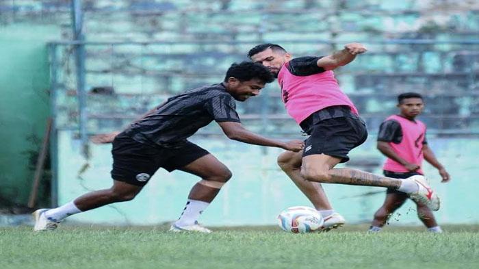 Rifad-Marsabessy-dan-Julian-Guevara-saat-berduel-dalam-sesi-latihan-tim-Arema-FC-di-Stadion-Gajayana.jpg