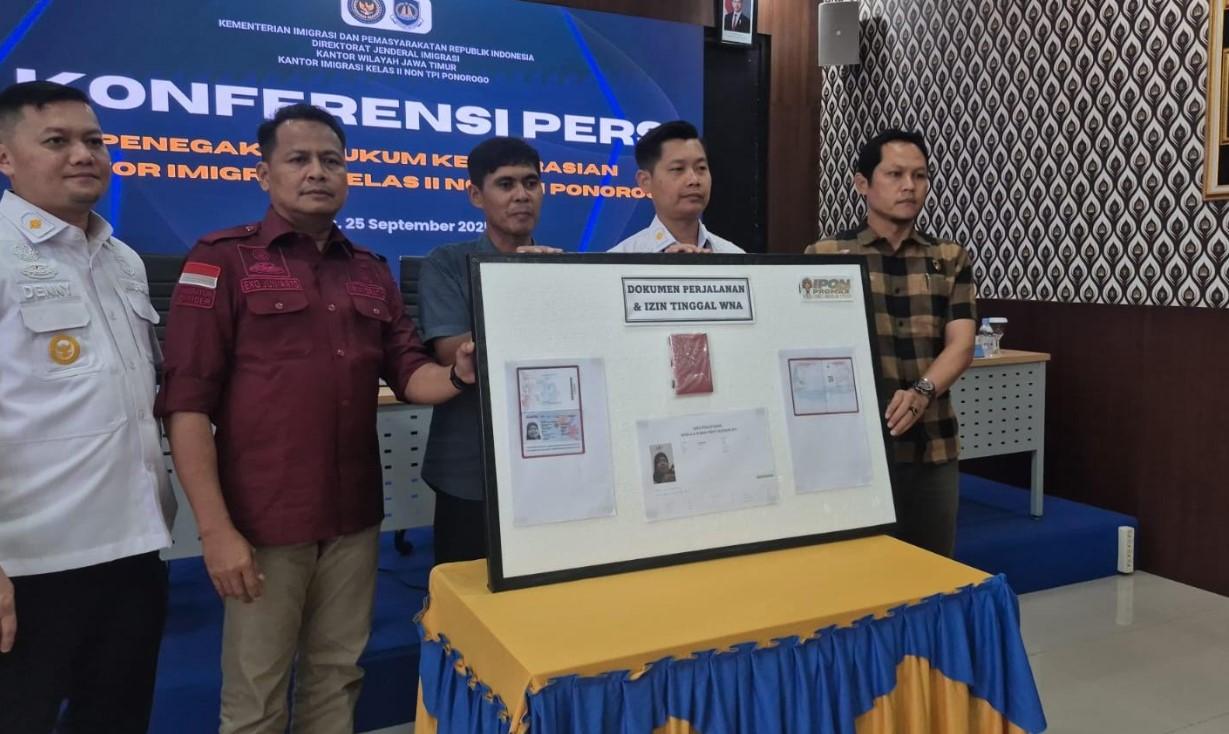 Izin Tinggal Habis, WNA Malaysia Dideportasi dari Ponorogo