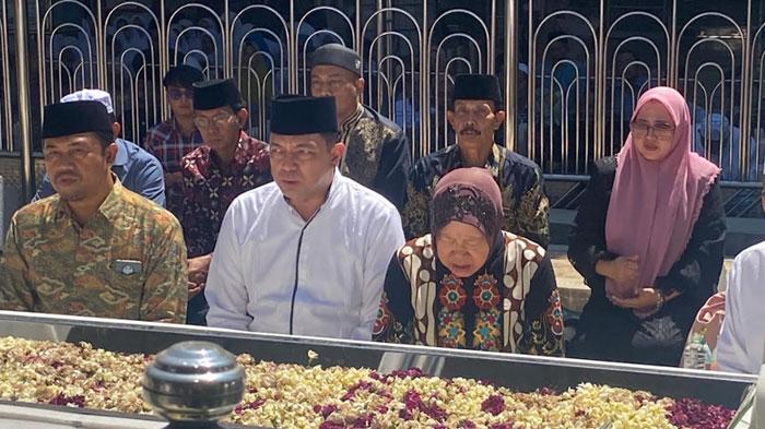 Jelang Pilgub Jatim 2024, Risma-Gus Hans Ziarah ke Makam Sunan Ampel