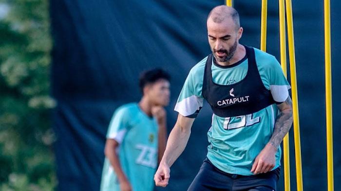 Risto-Mitrevski-Puji-Kebiasaan-Baru-Persebaya.jpg