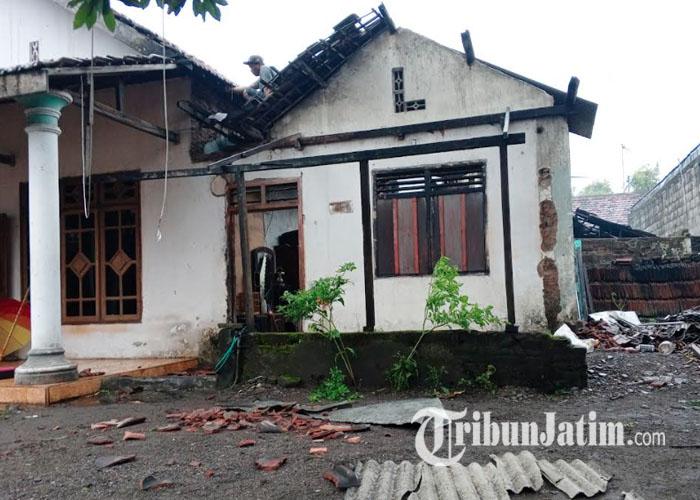 Rumah-di-Desa-Plosokandang-Tulungagung-rusak-diterjang-angin-puting-beliung.jpg
