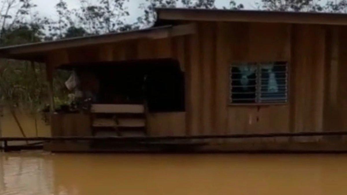 Rumah-kakek-ini-bisa-terapung-saat-banjir-Dulu-ia-dihina-saat-membangunnya.jpg