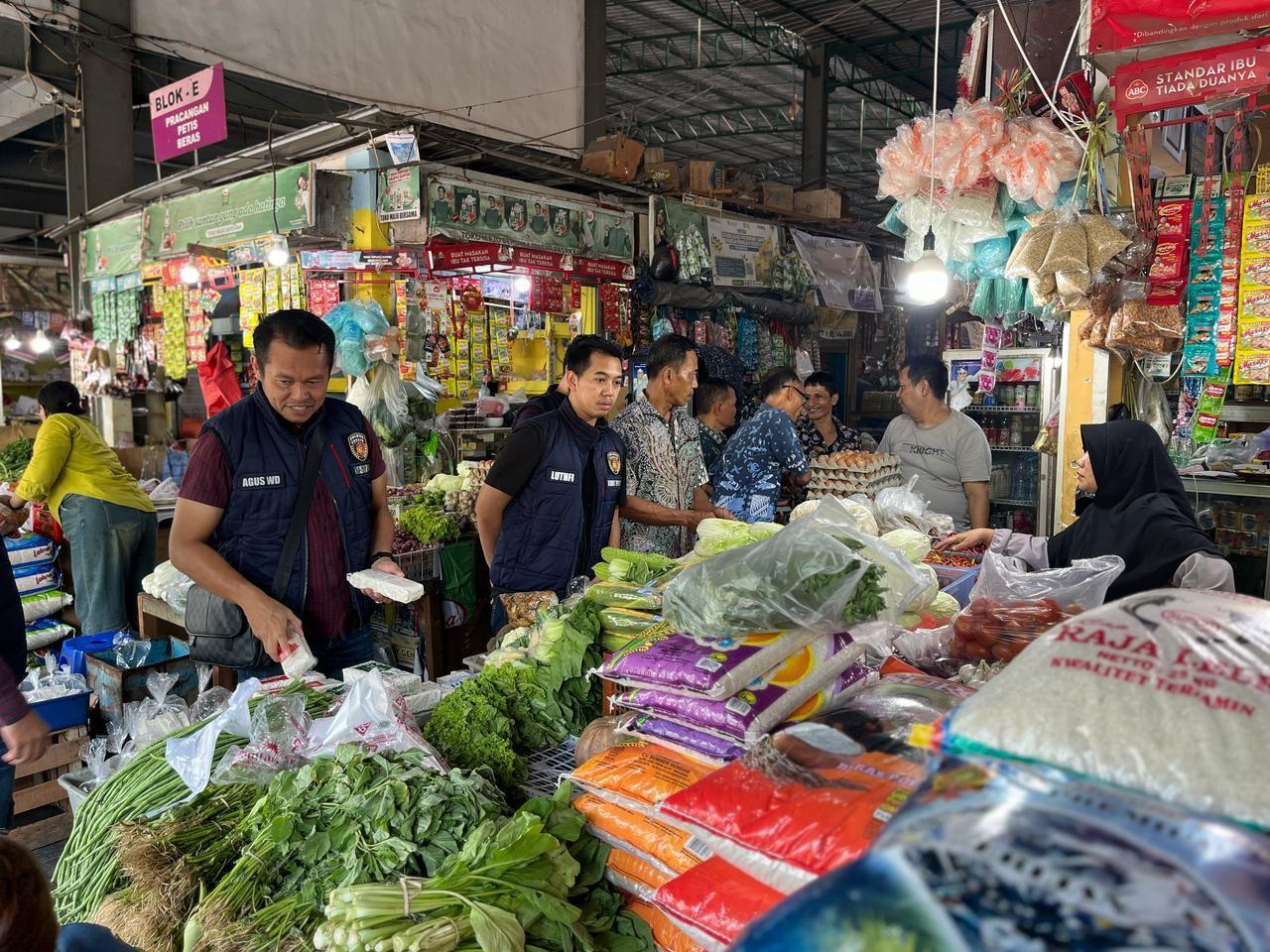SIDAK-PASAR-Satgas-Pangan-Polres-Gresik-menggelar-inspeksi-mendadak-sidak-ke-pasar.jpg