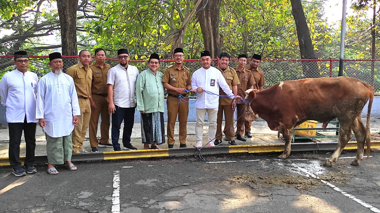 SIG-GM-of-CSR-SIG-Edy-Saraya-saat-memberikan-bantuan-hewan-qurban-sapi-secara.jpg