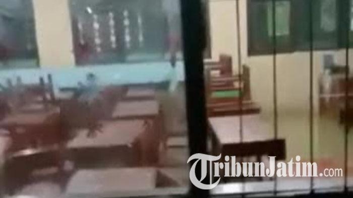 SMPN-8-Gresik-yang-berada-di-Driyorejo-kebanjiran-sekolah-banjir.jpg