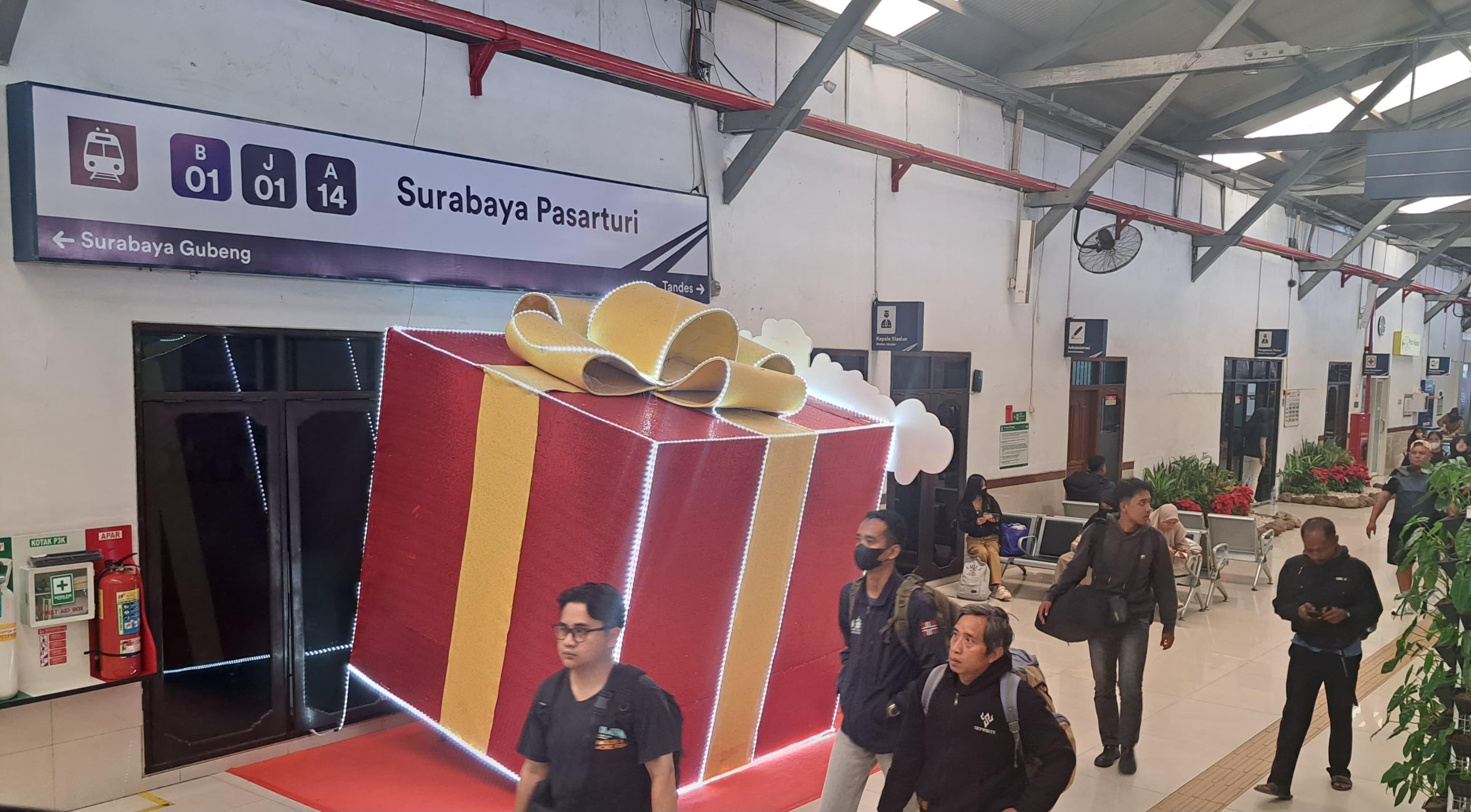 STASIUN-PASAR-TURI-Sejumlah-penumpang-berjalan-di-area-peron-Stasiun.jpg
