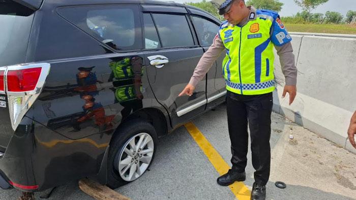 Saat-Anggota-PJR-Ditlantas-Polda-Jatim-melakukan-olah-TKP-di-mobil-Toyota-Innova.jpg
