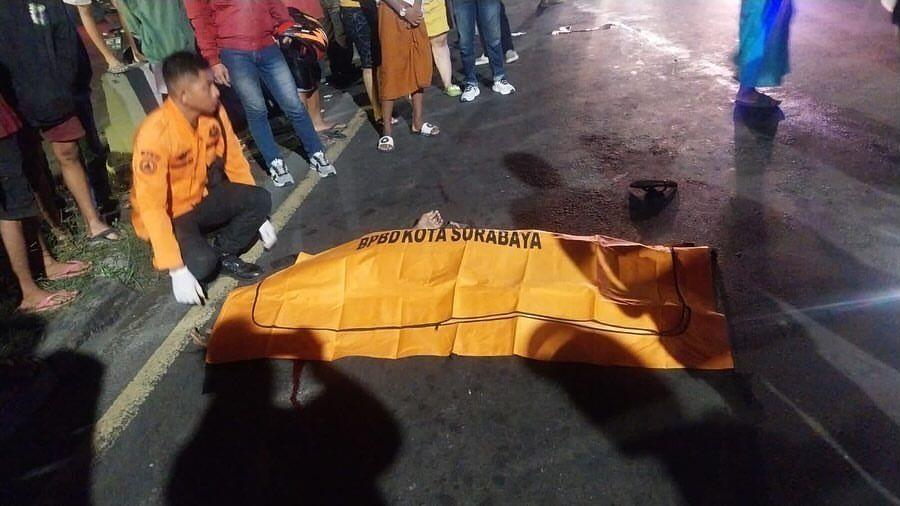 Saat-Petugas-BPBD-dan-PMI-Kota-Surabaya-mengevakuasi-kantung-jasad-korban.jpg