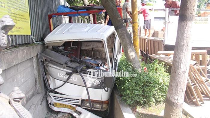 Saat-Truk-Isuzu-yang-terlibat-laka-lantas-beruntun-sesaat-sebelum-dievakuasi-Jumat-1352022.jpg