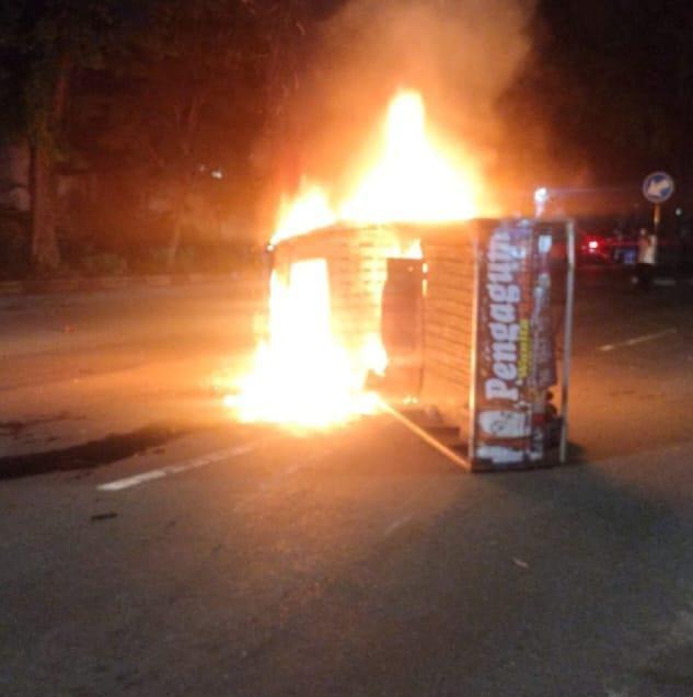Detik-detik Pickup Terguling lalu Terbakar di Surabaya: Berawal Sulit Pijak Kopling, Hantam Trotoar