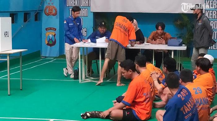 Momen Keseruan Tahanan Polda Jatim Mencoblos, Ada yang Melamun Lalu Diteriaki Temannya