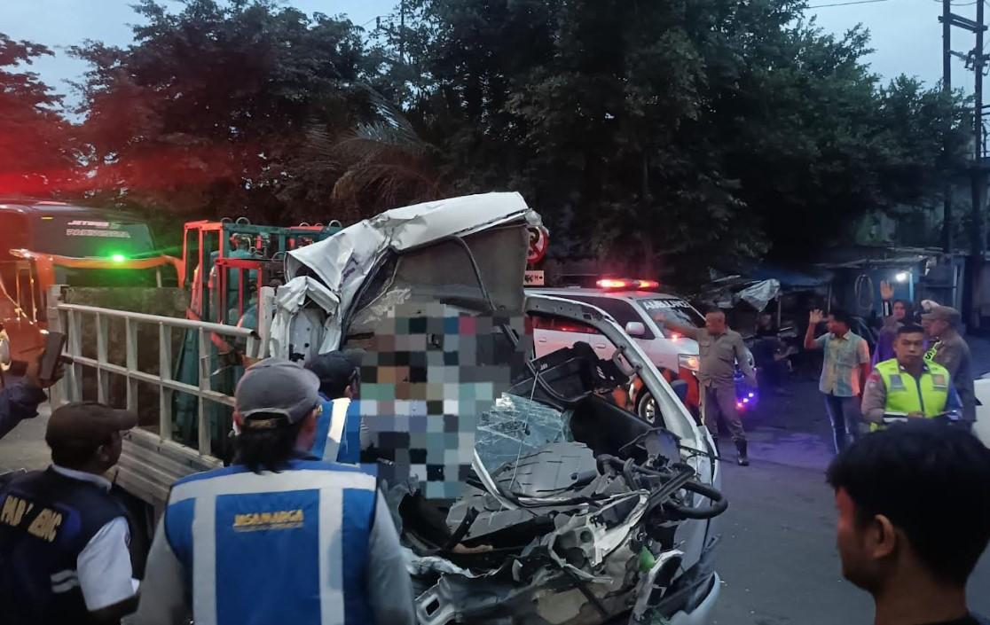 Kecelakaan Maut di Surabaya, Mobil Pikap Tabrak Pantat Truk Tronton, Sopir Tewas Tergencet
