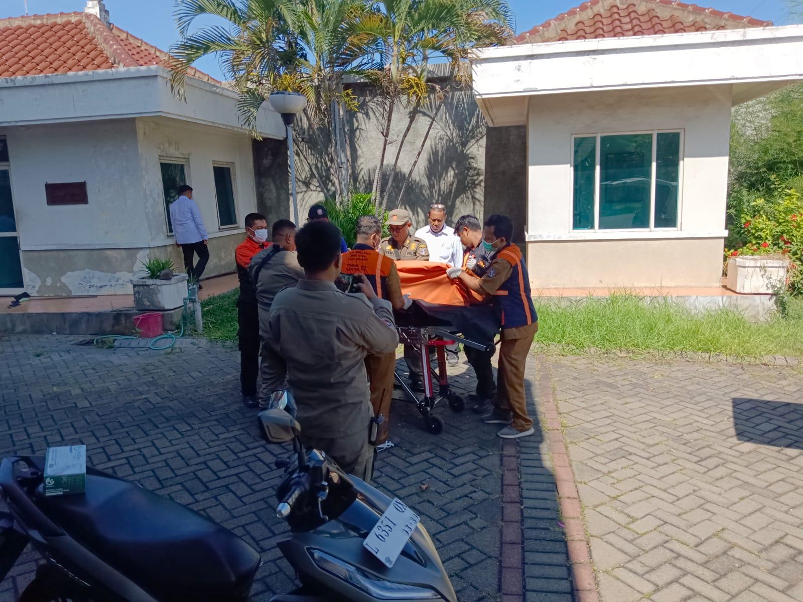 Saat-petugas-Polisi-dan-BPBD-evakuasi-jenazah-DM-48-satpam-perumahan-ditemukan.jpg