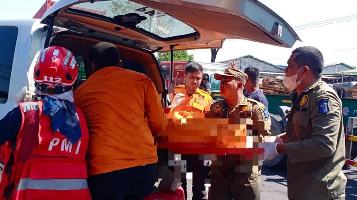Saat-petugas-gabungan-BPBD-dan-PMI-Kota-Surabaya-mengevakuasi-korban-pemotor.jpg