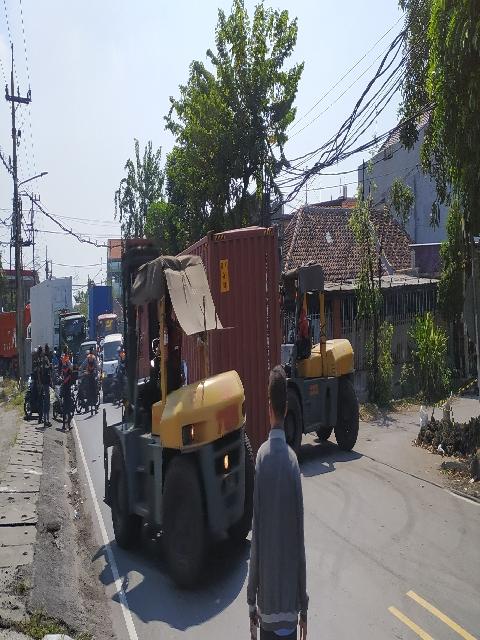 Saat-proses-evakuasi-peti-kemas-bermuatan-kayu-seberat-30-ton-yang-terguling.jpg