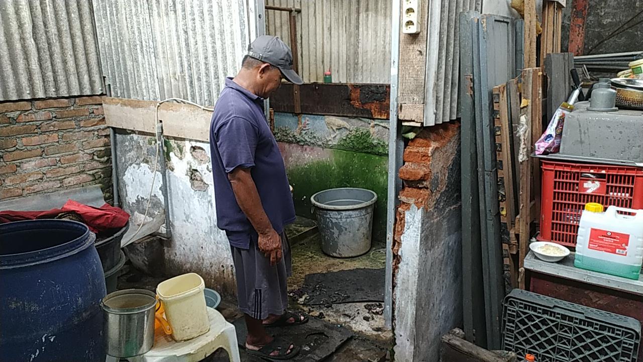 Saat-warga-membantu-membenahi-kondisi-bangunan-kamar-mandi-yang-sempat.jpg