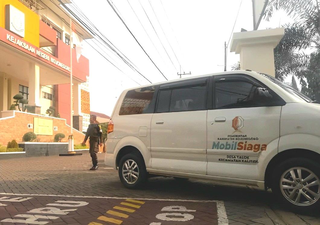 Salah-satu-Mobil-Siaga-saat-berada-di-halaman-Kantor-Kejari-Bojonegoro.jpg