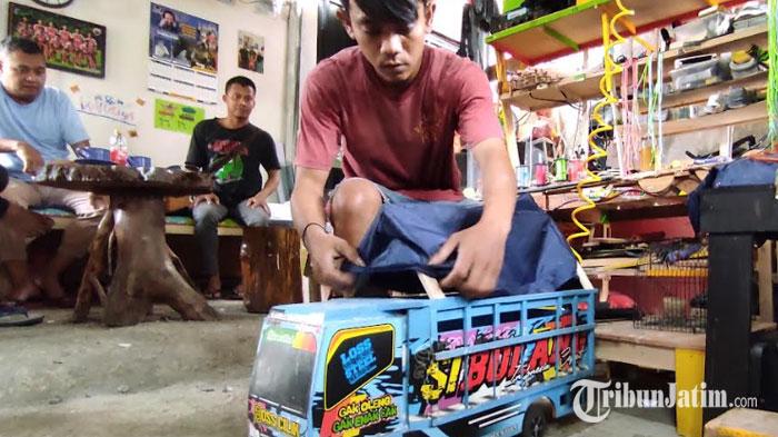 Berhenti Jadi Tenaga Honorer, Pria di Blitar Raup Omzet Rp80 Juta Tiap Bulan Berkat Miniatur Truk