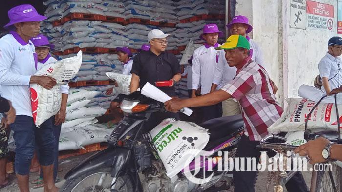 Salah-satu-petani-saat-menerima-satu-paket-pupuk-non-subsidi-yang-dibeli.jpg