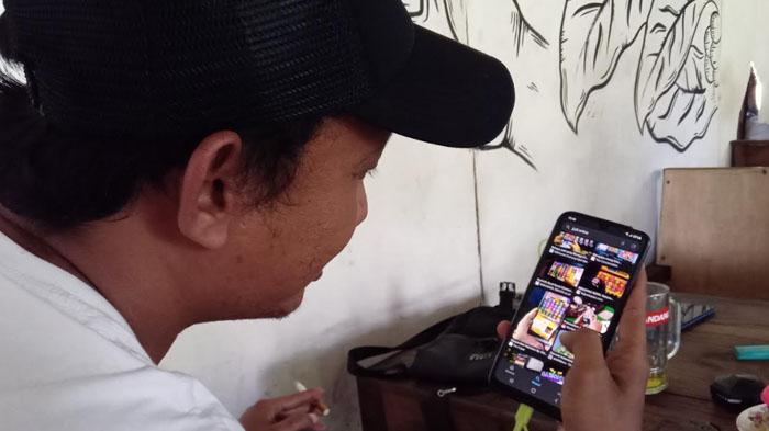 Salah-satu-warga-Bojonegoro-saat-mengecek-situs-judol-di-peramban-internet-Selasa-972024.jpg