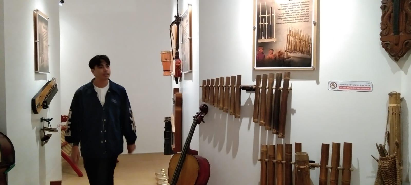Salah-seorang-pengunjung-saat-melihat-beragam-alat-musik-tradisional.jpg