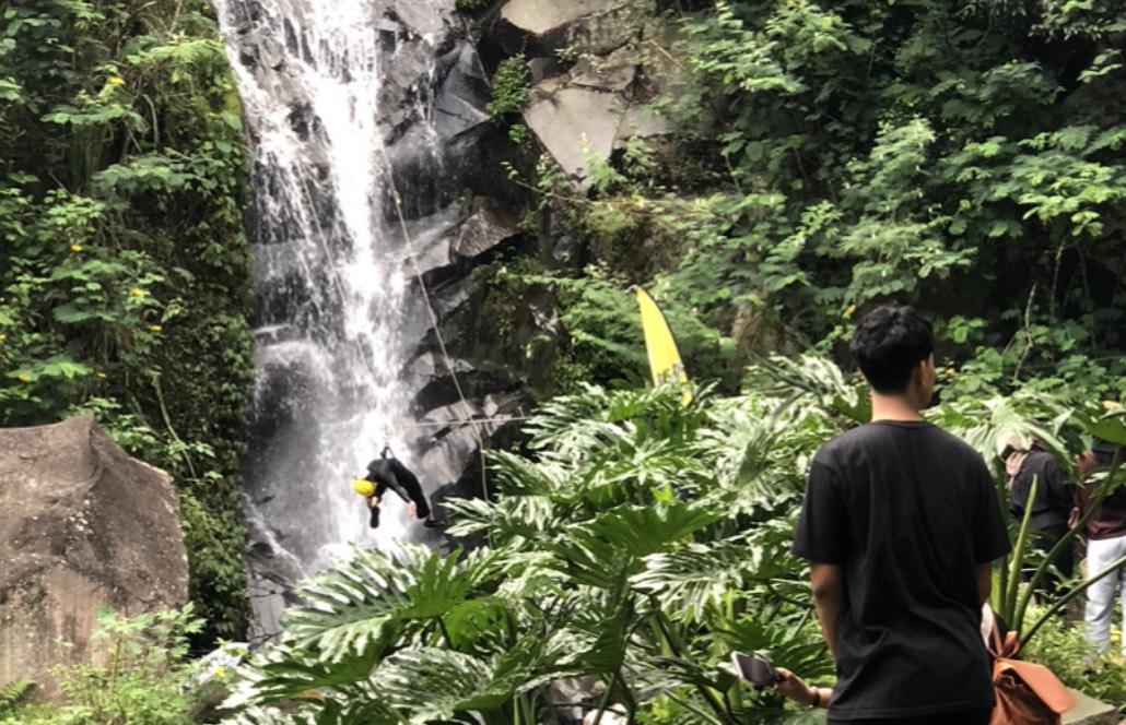 Salah-seorang-peserta-Canoying-di-Coban-Putri-saat-pose-melayang-sembari-menuruni-air-terjun.jpg