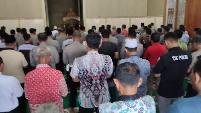 Salat-gaib-yang-digelar-di-masjid-Mapolres-Trenggalek-Jumat-25112022.jpg