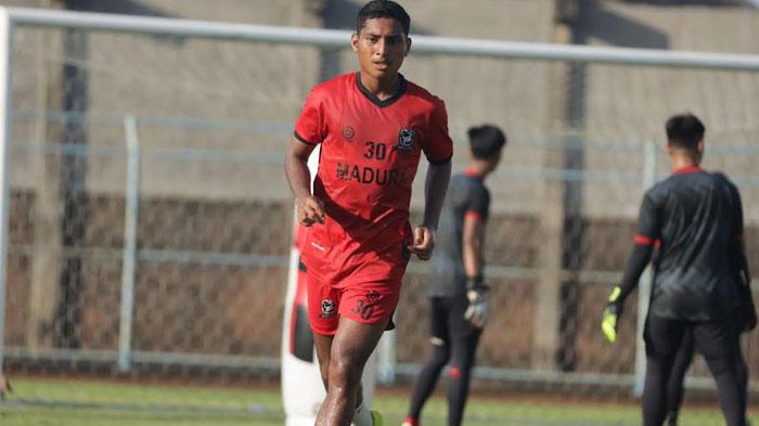 Salim-Akbar-Tuharea-penyerang-muda-Madura-United-saat-berlatih-bersama-tim.jpg