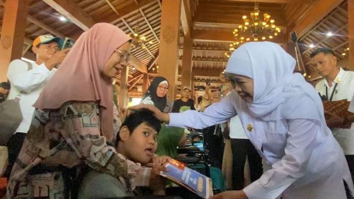 Salurkan Bansos Rp 3,9 Miliar di Ponorogo, Gubernur Khofifah Imbau Tak Digunakan untuk Beli Pulsa