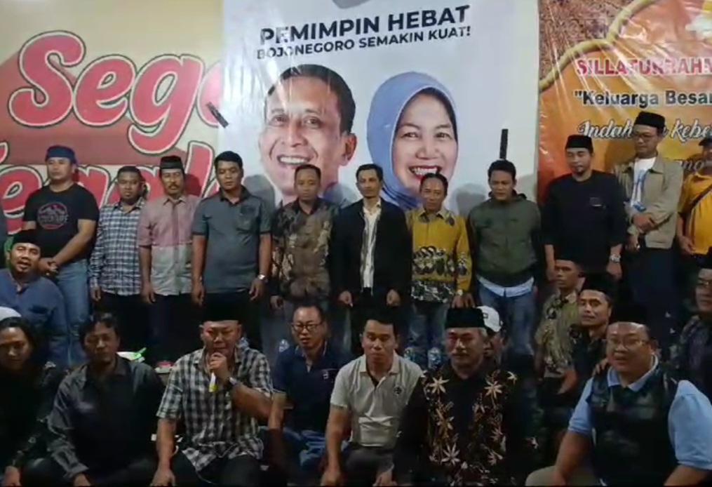 Samudi-memegang-mic-saat-memimpin-para-kades-di-Kecamatan-Kedungadem-dan-Kepohbaru.jpg