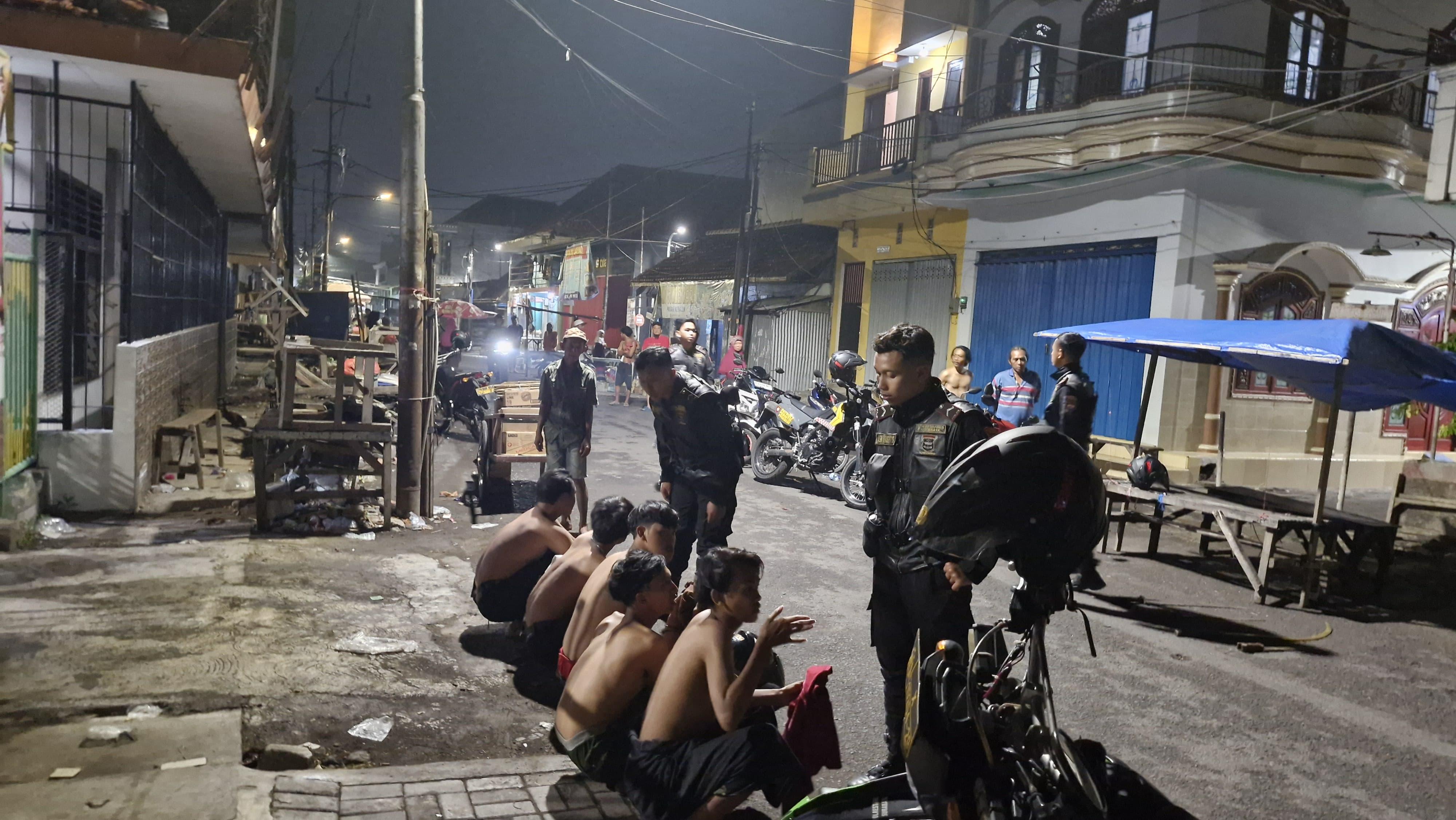 Sat-Samapta-satu-persatu-mengamankan-belasan-remaja-di-Jalan-Kebalen-Barat.jpg