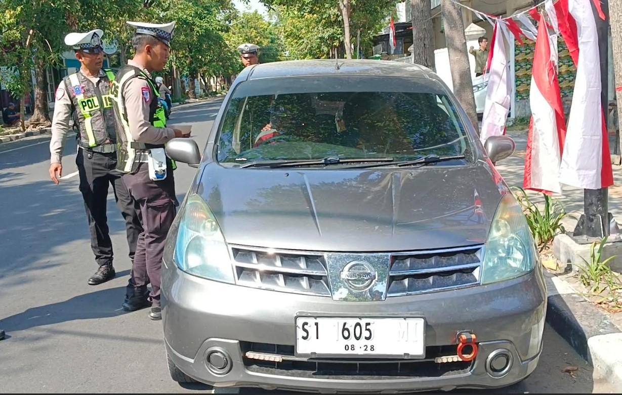 Modifikasi Plat Nomor, Pengemudi Mobil Asal Lamongan ini Kena Tilang di Bojonegoro