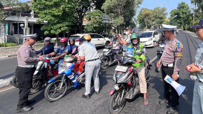 Pengendara Lawan Arus hingga Tak Pakai Helm Jadi Sasaran Operasi Patuh Semeru 2025 di Gresik