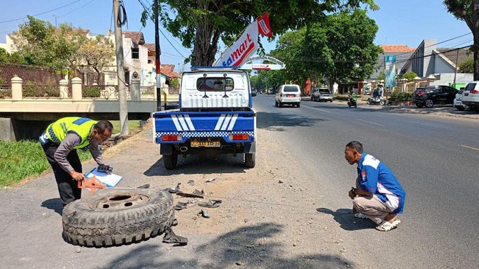 Satlantas-Polres-Probolinggo-melakukan-olah-TKP-kecelakaan-maut-di-probolinggo-pemotor-tabrak-truk.jpg
