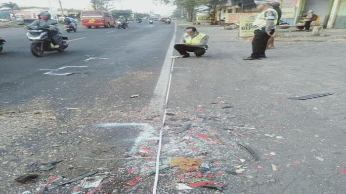 Kecelakaan Truk Mitsubishi Hantam Pantat Dump Truk yang Diparkir di Probolinggo, Kernet Tewas di TKP