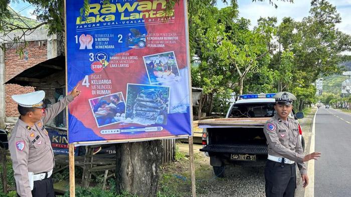 Satlantas-Polres-Trenggalek-memasang-baliho-peringatan-jalur-rawan-kecelakaan-lalu-lintas.jpg