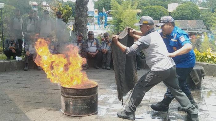 Satlinmas-saat-mempraktikkan-penanganan-kebakaran-dalam-pelatihan.jpg