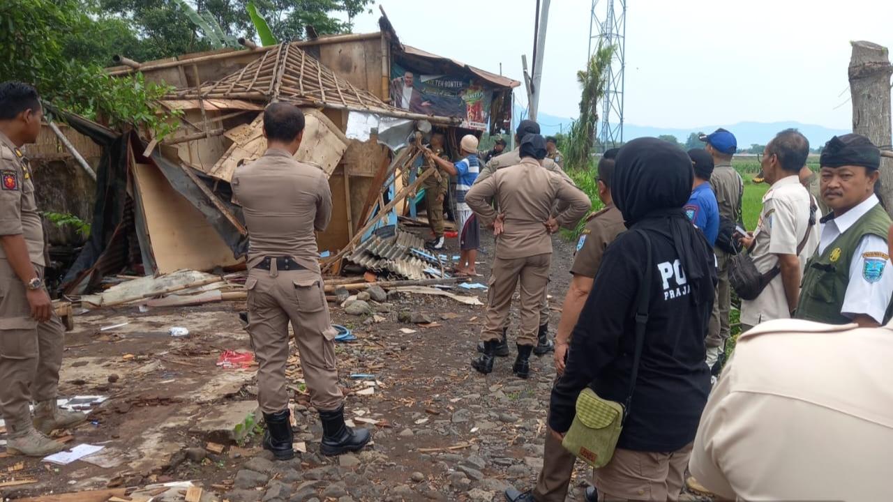 Satpol-PP-Kabupaten-Probolinggo-saat-membongkar-tempat-e.jpg