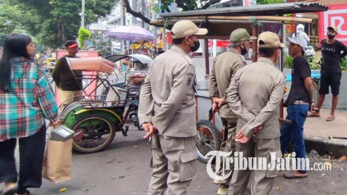 Satpol-PP-Kota-Malang-melakukan-sterilisasi-kawasan-Alun-alun-Merdeka-Kota-Malang-dari-PKL.jpg
