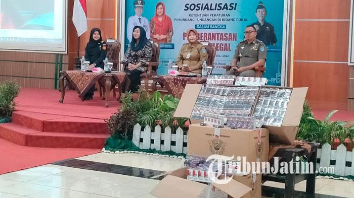 Satpol-PP-Kota-Probolinggo-dan-Bea-Cukai-Probolinggo-gelar-sosialisasi-Gempur-Rokok-Ilegal.jpg